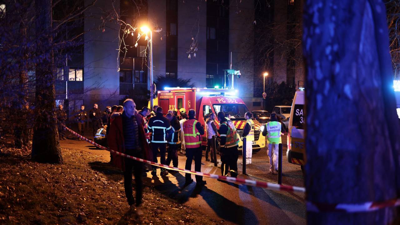 Bombeiros chegam à bar onde homem lançou uma granada na cidade de Grenoble, na França. 12/02/2025