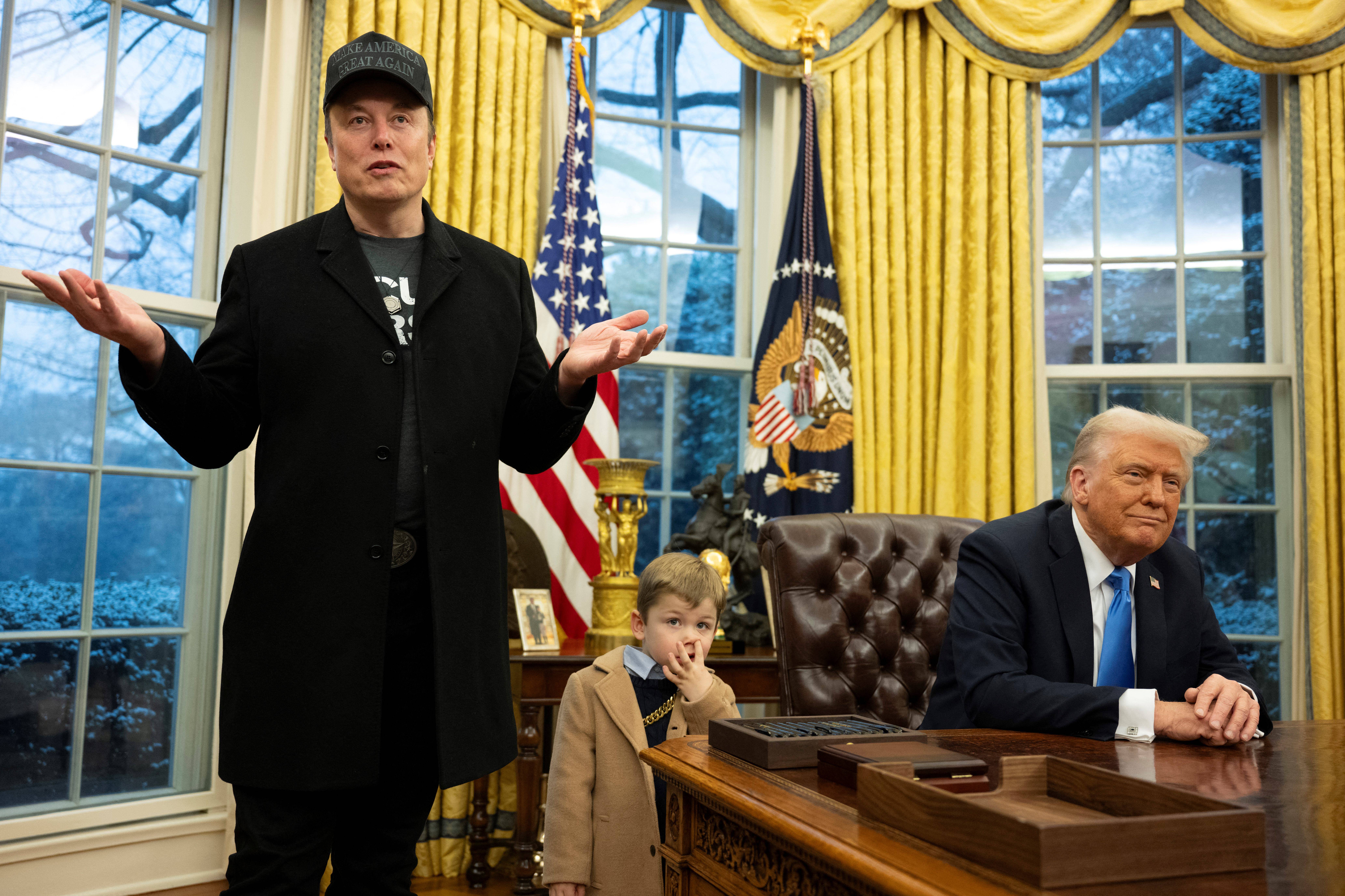O bilionário Elon Musk ao lado do presidente dos Estados Unidos, Donald Trump, e seu filho X Æ A-Xii no Salão Oval da Casa Branca. 11/02/2025
