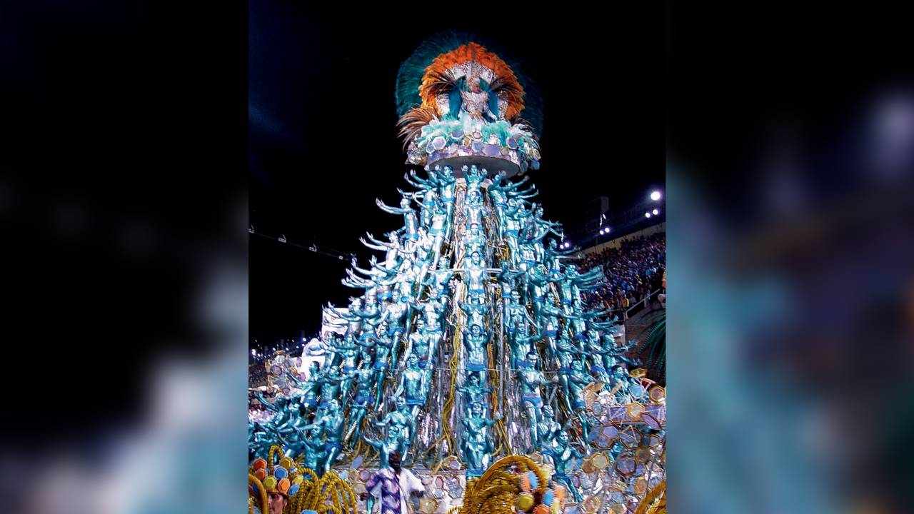 COLORIDO - Desfile da Unidos da Tijuca, em 2004: beleza levada pouco a sério