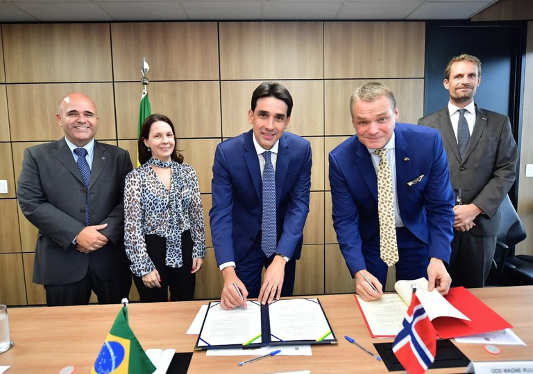 Noruega e Brasil assinam acordo para criar corredor de transporte marítimo sustentável
