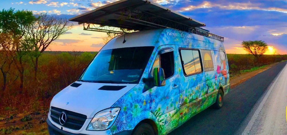Vans equipadas com placas solares: por meio de um conversor, transformam energia solar em elétrica para a exibição de filmes e apresentações artísticas