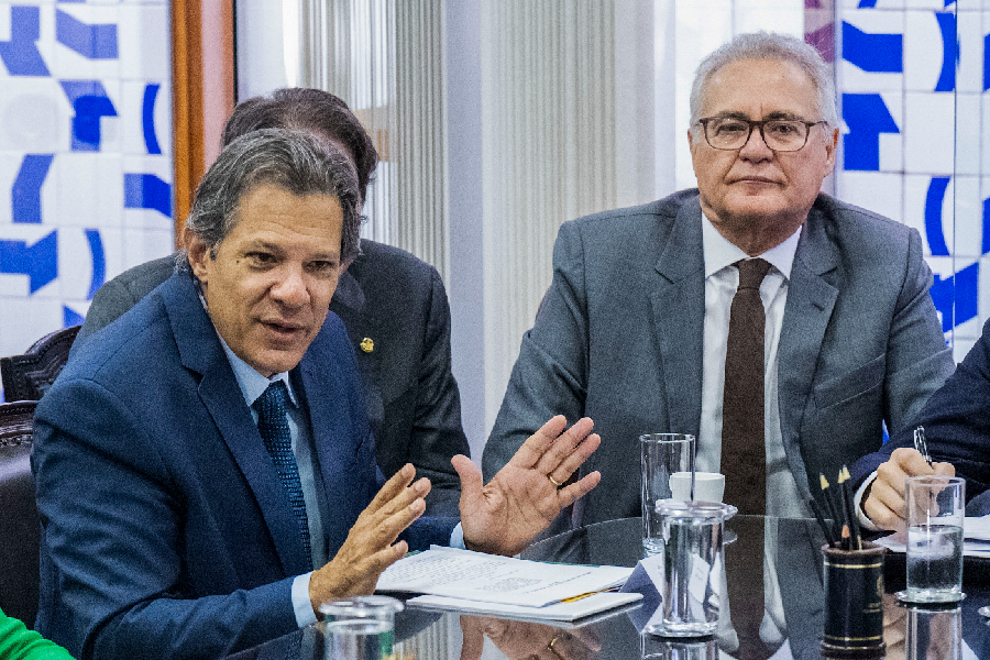 Haddad promete a Calheiros novo cálculo sobre projeto do Imposto de Renda