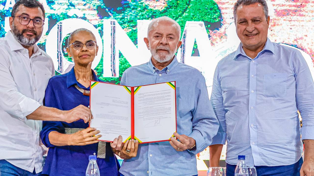O governador do Amazonas, Wilson Lima, a ministra do Meio Ambiente e da Mudança do Clima, Marina Silva, o presidente Luiz Inácio Lula da Silva e o ministro da Casa Civil, Rui Costa, durante reunião com prefeitos de municípios do Amazonas afetados pela seca, na Superintendência da Zona Franca de Manaus (Suframa), no dia 10 de setembro de 2024