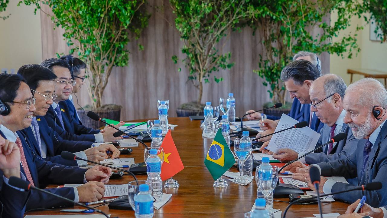 O Luiz Inácio Lula da Silva (à direita), durante reunião com o primeiro-ministro da República Socialista do Vietnã, Pham Minh Chinh, no Rio de Janeiro, em novembro do ano passado