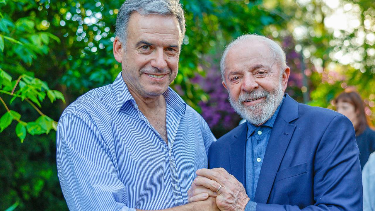 O presidente Luiz Inácio Lula da Silva encontrou o presidente eleito do Uruguai, Yamandú Orsi, em Montevidéu, no dia 5 de dezembro do ano passado