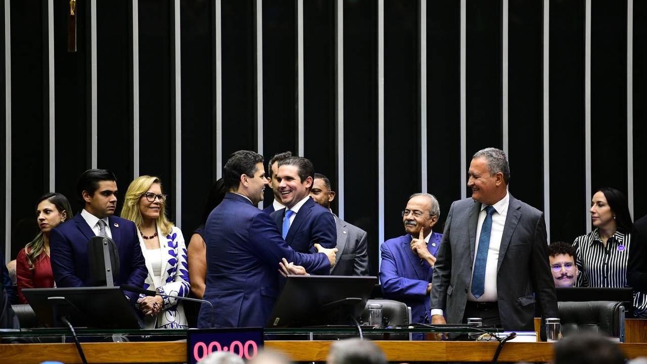 Rui Costa (em pé, à direita) participa da sessão solene de abertura do ano legislativo