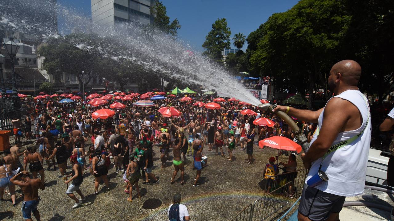 Água para aliviar o calor de foliões no Rio: segunda pode ser o dia mais quente para o mês de fevereiro na história da cidade