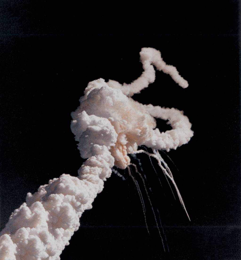 Challenger_explosion.jpeg TRAGÉDIA - Janeiro de 1986: ônibus espacial Challenger se desintegrou no ar
