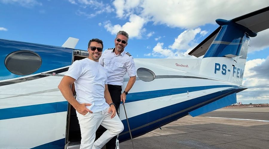 O advogado Márcio Louzada Carpena ao lado da aeronave que caiu na zona oeste de São Paulo nesa sexta, 7