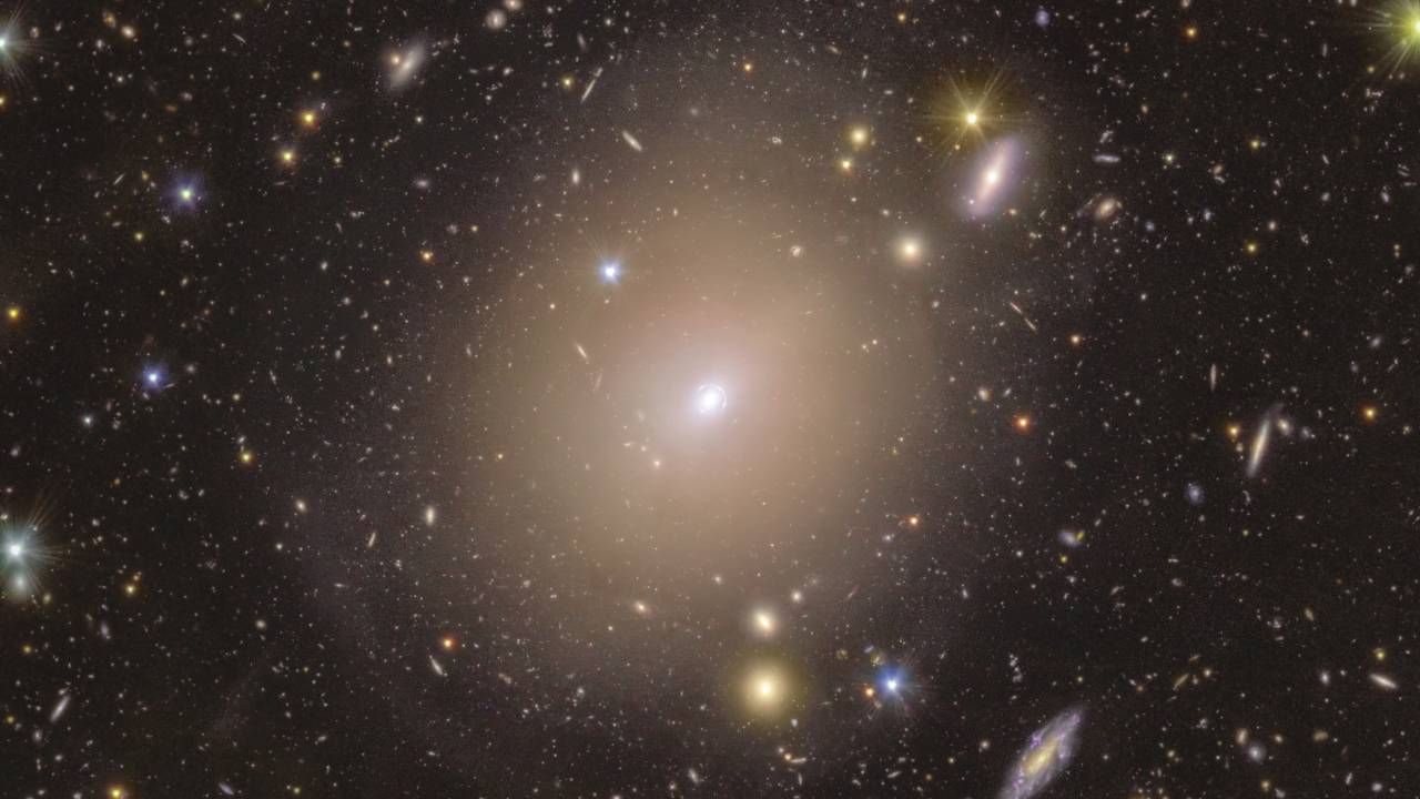 O anel de luz que circunda o centro da galáxia NGC 6505, capturado pelo telescópio Euclides da ESA, é um exemplo impressionante de um anel de Einstein