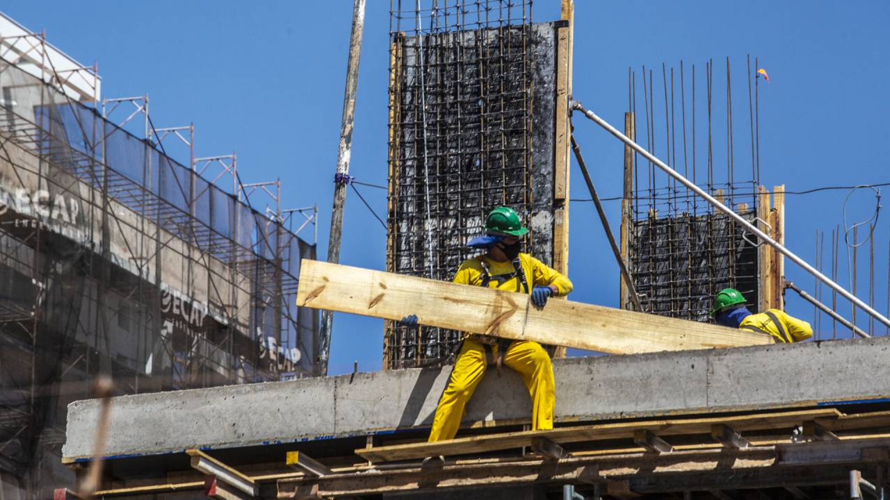 Prédio em construção: bons negócios por meio de fundos de investimento