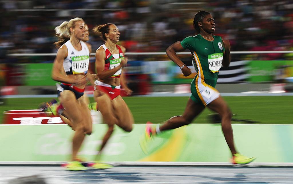 GettyImages-1289943668.jpg MULHER - Caster Semenya (à dir.): discriminada por testosterona a mais