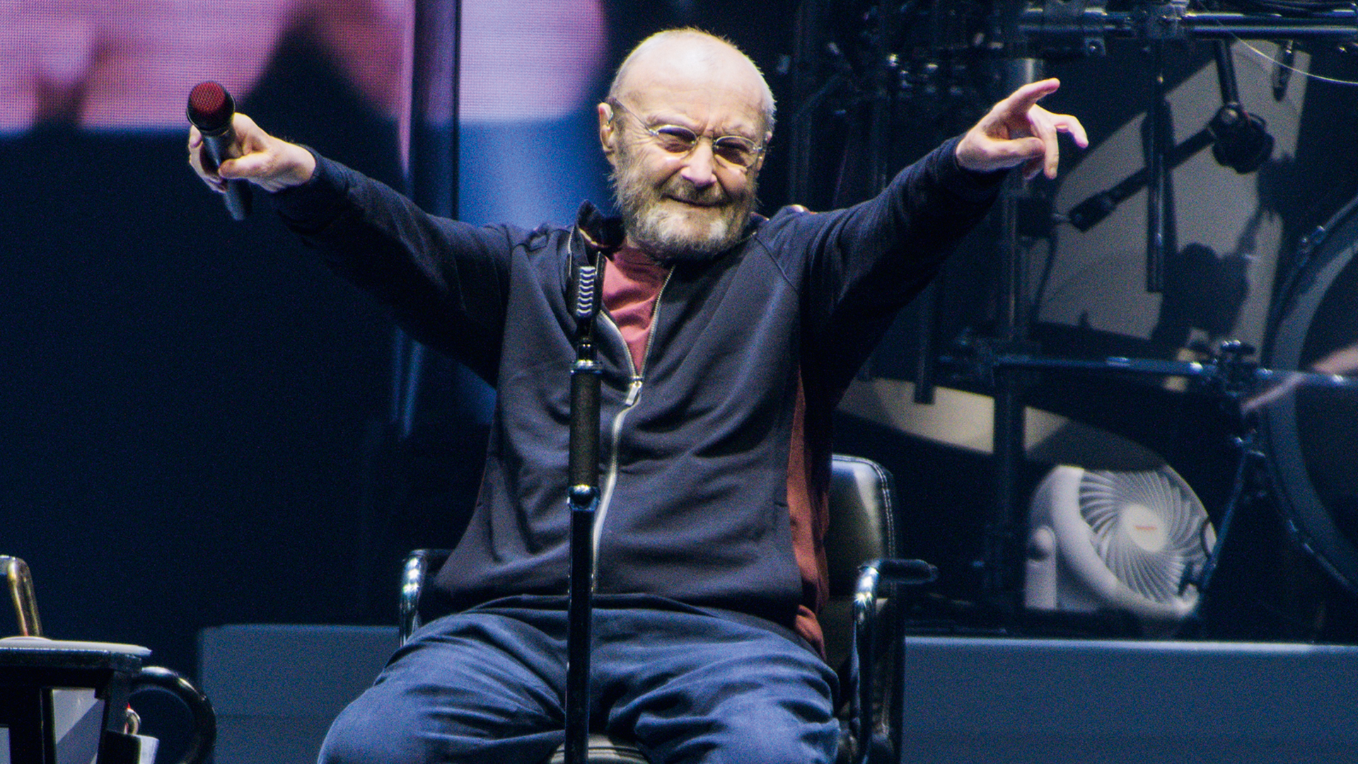 O desabafo de Phil Collins sobre alcoolismo: ‘Tomava vinho no café da manhã’
