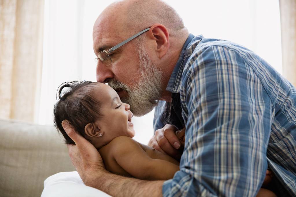 GettyImages-1392391105.jpg PRIVILÉGIO - Idoso e bebê: convivência inédita entre gerações diversas