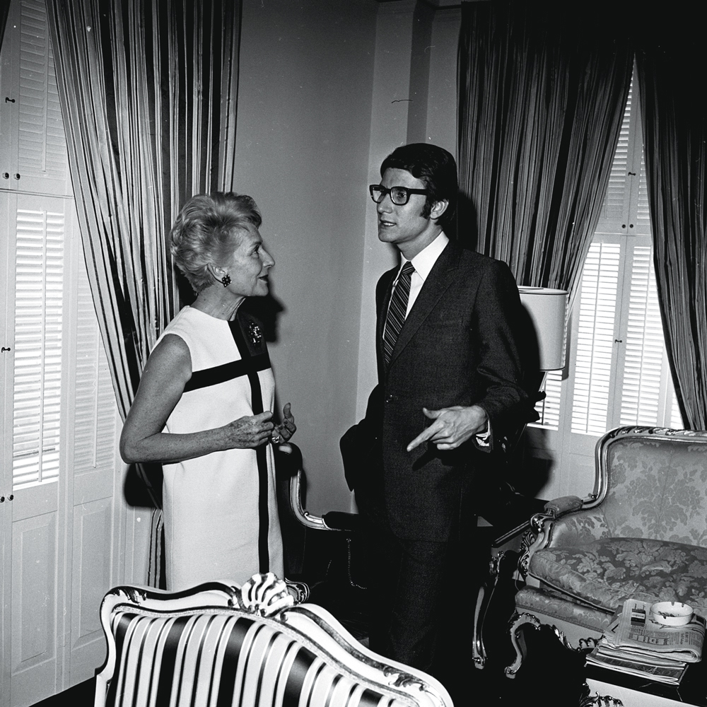 GettyImages-1867294693.jpg CRIATIVIDADE - YSL com uma cliente, em 1965: obra foi fruto de uma epifania