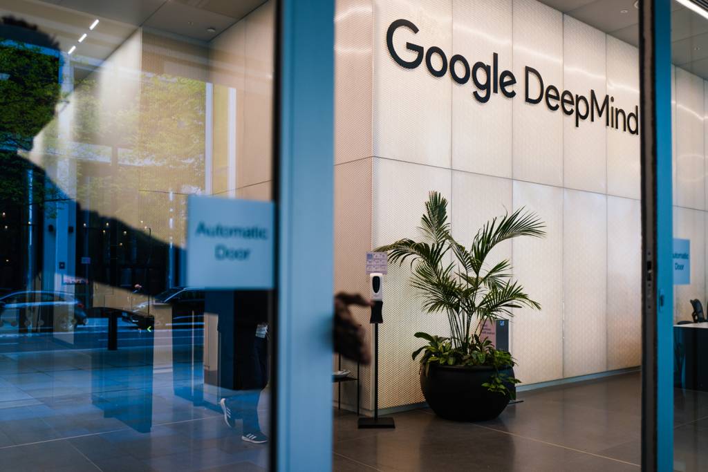 GettyImages-2151467843.jpg Google: a big tech foi um dos gigantes que se assustaram com a ascensão da DeepSeek