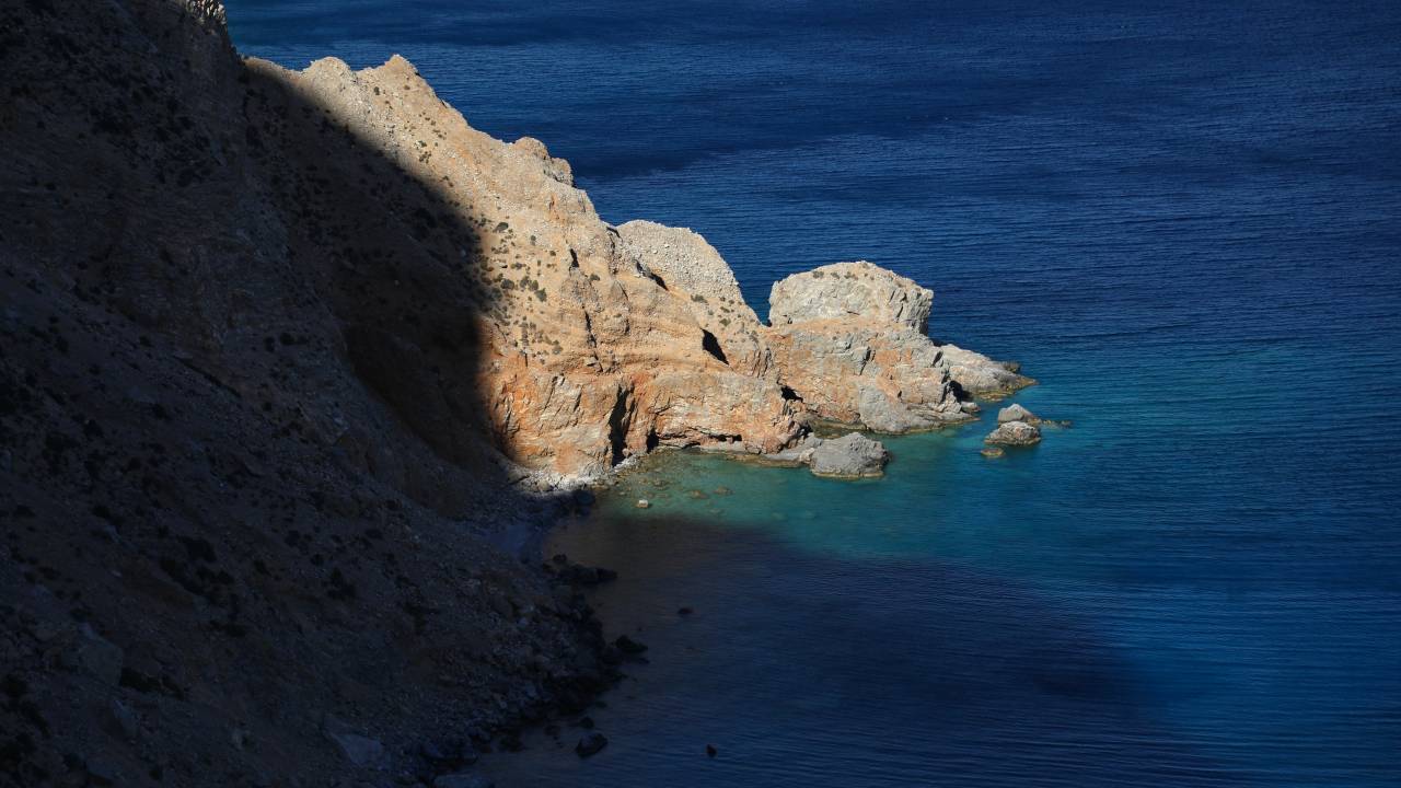 O Mar Mediterrâneo é visto do Mosteiro de Hozoviotissa em Amorgos, na Grécia. 24/07/2022
