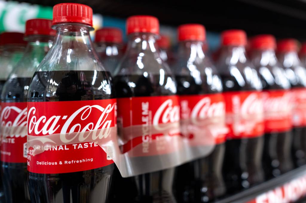 A reação nada ‘eco-friendly’ da Coca-Cola às tarifas de Trump
