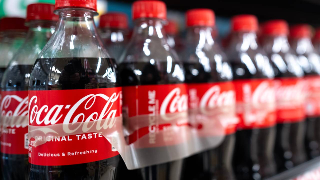 Tarifaço sobre aço e alumínio pode influenciar uso de garrafas plásticas pela Coca-Cola.