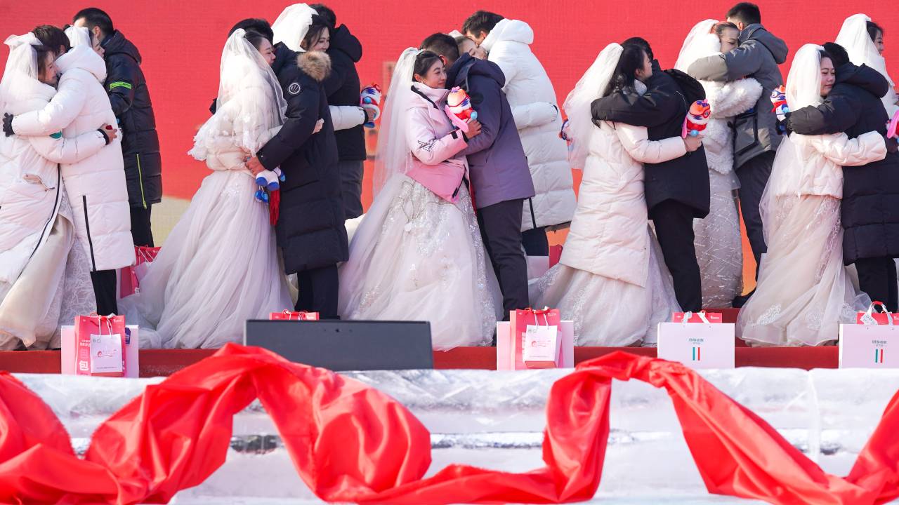 Casais participaram da cerimônia de casamento coletivo em Harbin no dia 6 de janeiro