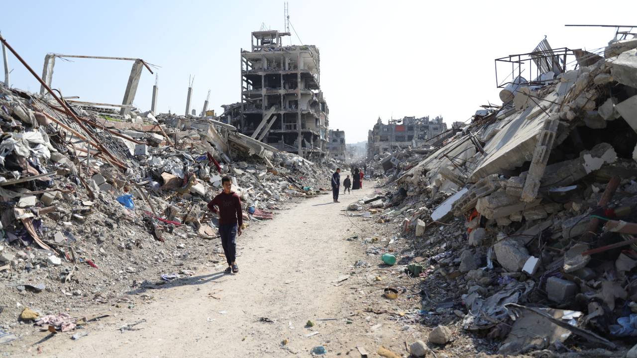 Palestinos retornam para área completamente destruída por ataques de Israel em Gaza