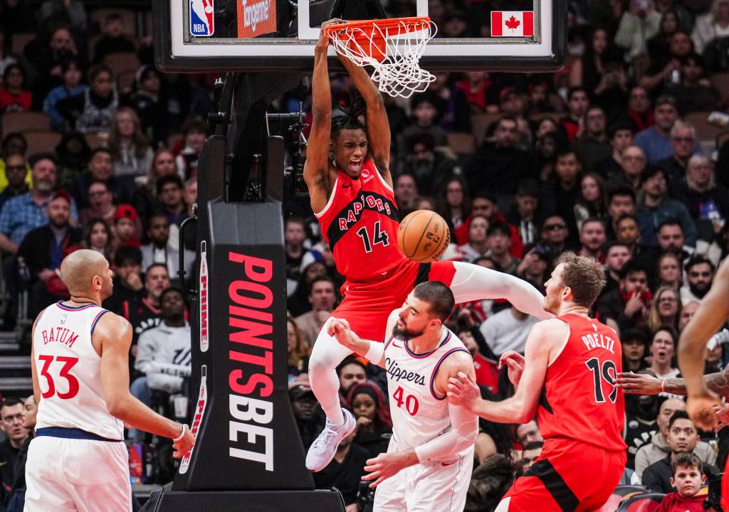 Ja'Kobe Walter, do Toronto Raptors, dá uma enterrada durante a vitória sobre o Los Angeles Clippers no domingo, 2