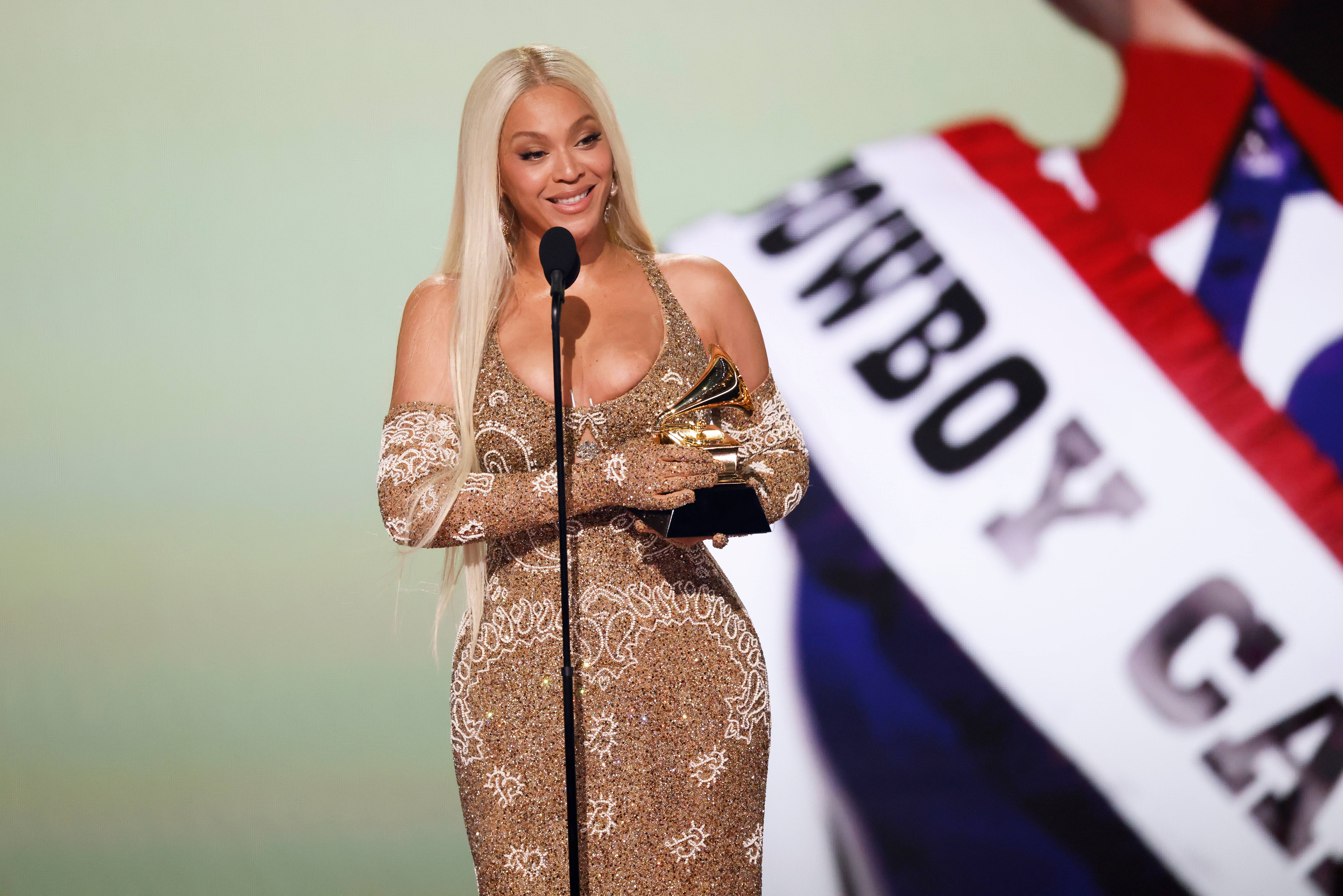 Beyoncé se torna a 5ª artista musical bilionária no mundo