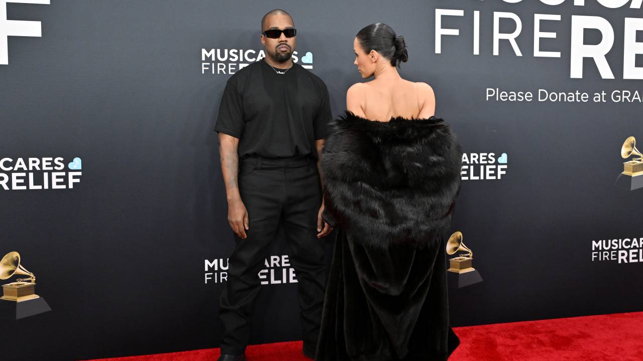 Kanye West e Bianca Censori no tapete vermelho do Grammy 2025