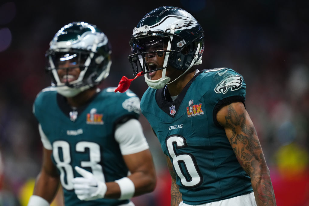 DeVonta Smith, dos Philadelphia Eagles, celebra um touchdown contra o Kansas City Chiefs