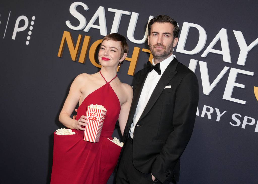 Atriz Pipoca e 50 tons de cinza: as inusitadas produções fashion de Emma Stone e Dakota Johnson