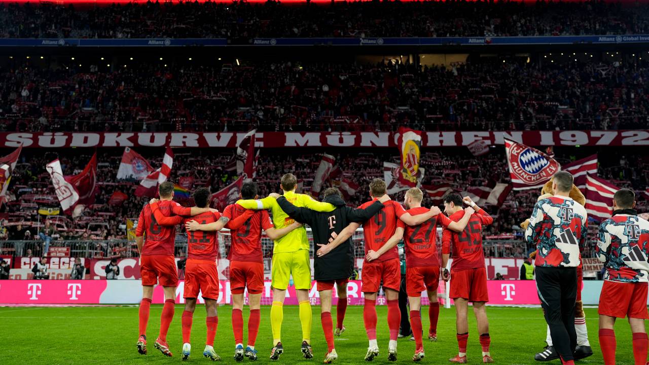MUNICH, GERMANY - FEBRUARY 23: Players of Bayern Munich celebrate victory in front of the fans after the Bundesliga match between FC Bayern München and Eintracht Frankfurt at Allianz Arena on February 23, 2025 in Munich, Germany. (Photo by F. Noever/FC Bayern via Getty Images)