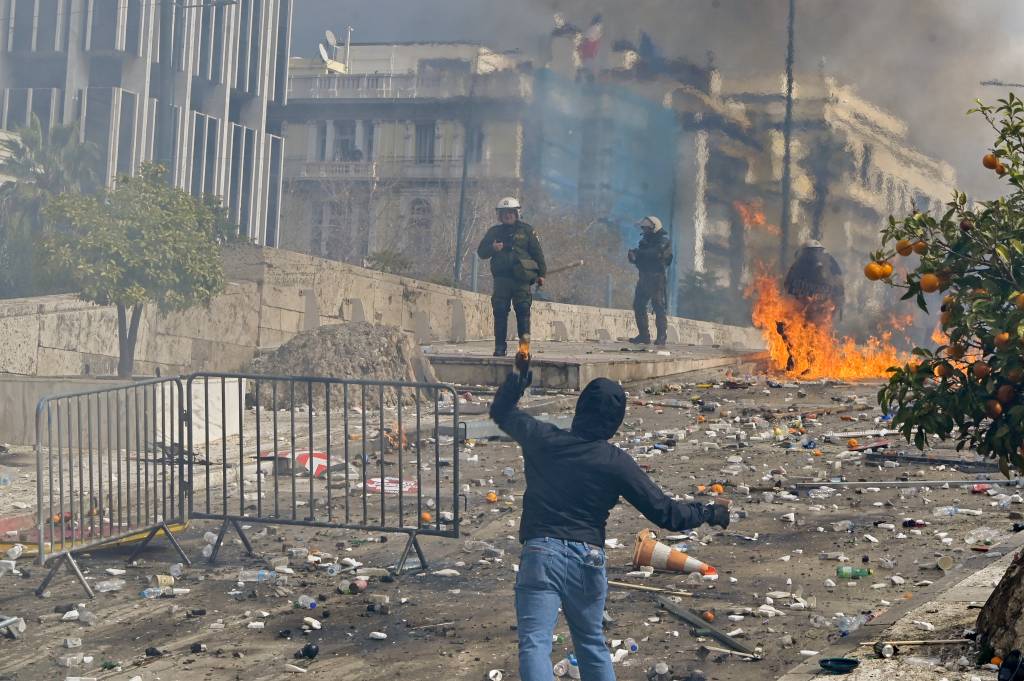 Protestos que reúnem mais de 300 mil na Grécia têm pedradas e confrontos com polícia