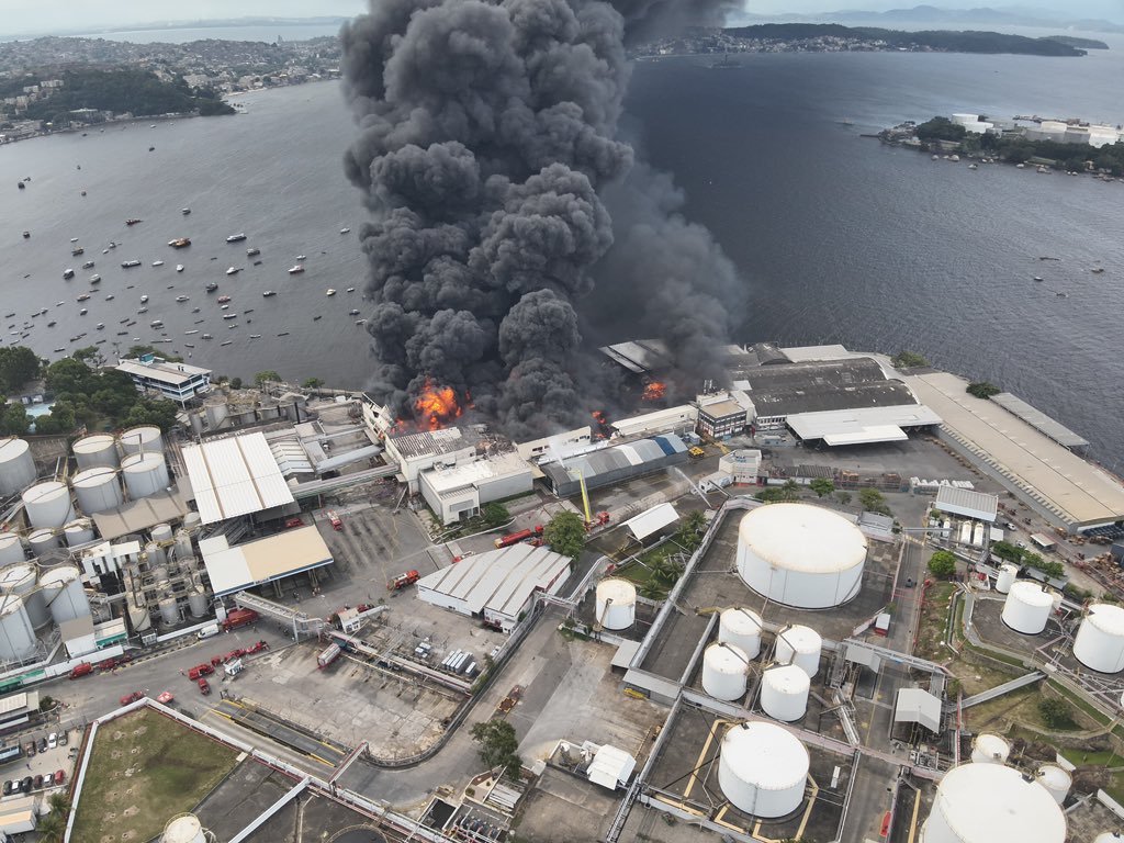 Bombeiros trabalham mais de 24h para controlar incêndio na Ilha do Governador