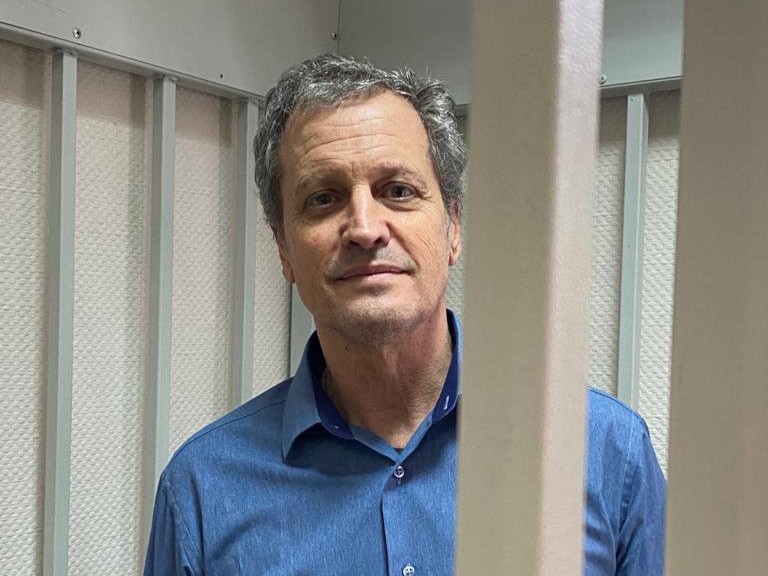 Preso por três anos, professor americano é libertado na Rússia após negociação com EUA