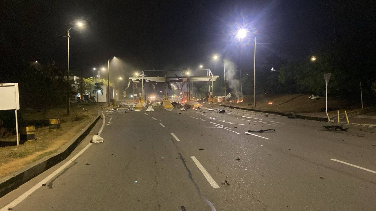 Resultado das explosões na praça de pedágio na rodovia internacional que liga Cúcuta a San Antonio del Táchira, na Colômbia.