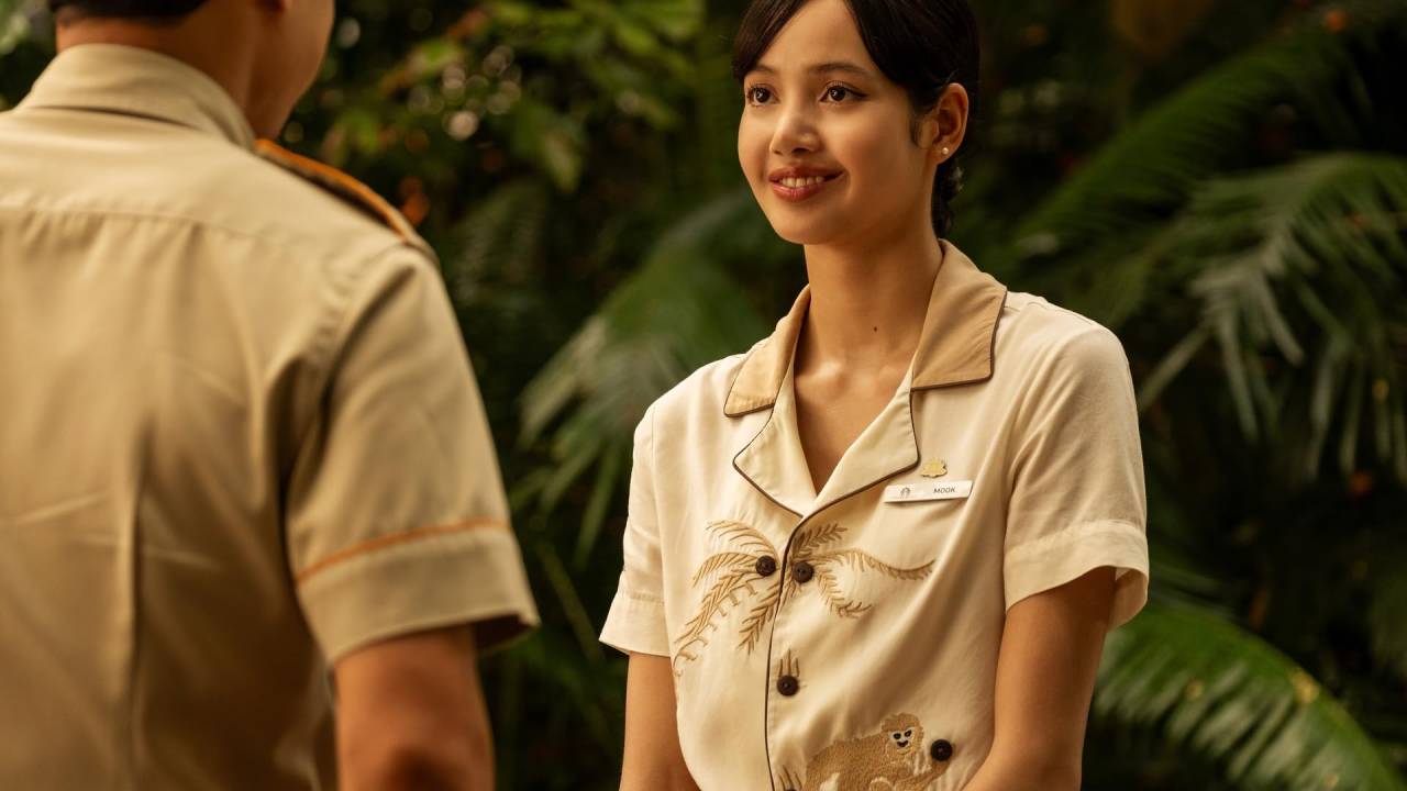 Lisa como Mook em 'The White Lotus' frente ao colega Tayme Thapthimthong