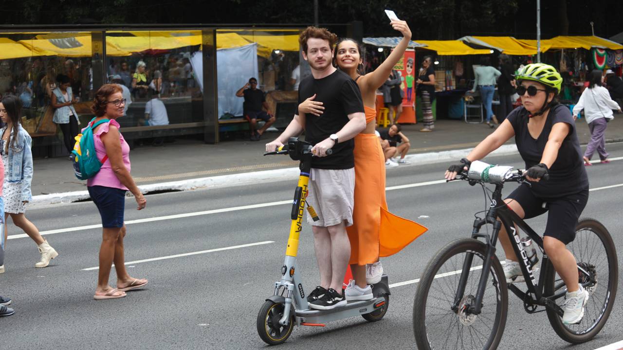 IMPRUDÊNCIA - Casal divide veículo em São Paulo: regras não são respeitadas