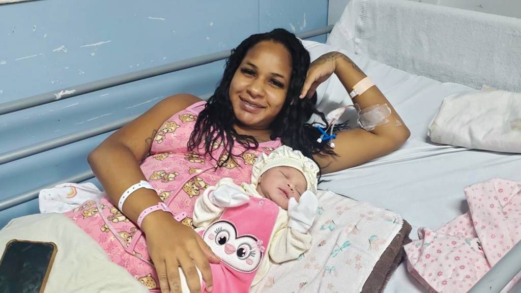 WhatsApp-Image-2025-01-31-at-15.38.44.jpeg PEQUENA PIONEIRA - Primeira a nascer na rede estadual do Rio em 2025, Ana Elisa engrossa a leva de brasileiros beta. A mãe, Ana Carolina do Nascimento, 22 anos, não tem como antecipar o futuro da filha, mas avisa: “Vou fazer de tudo por ela”