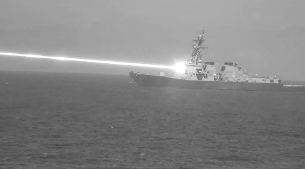 Câmera infravermelha capta imagem do destróier USS Preble disparando arma a laser contra um drone em teste.