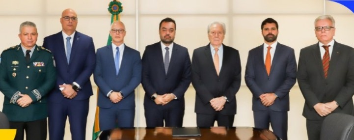 Ao centro, o ministro da Justiça e Segurança Pública, Ricardo Lewandowski, e o governador do Rio de Janeiro, Cláudio Castro