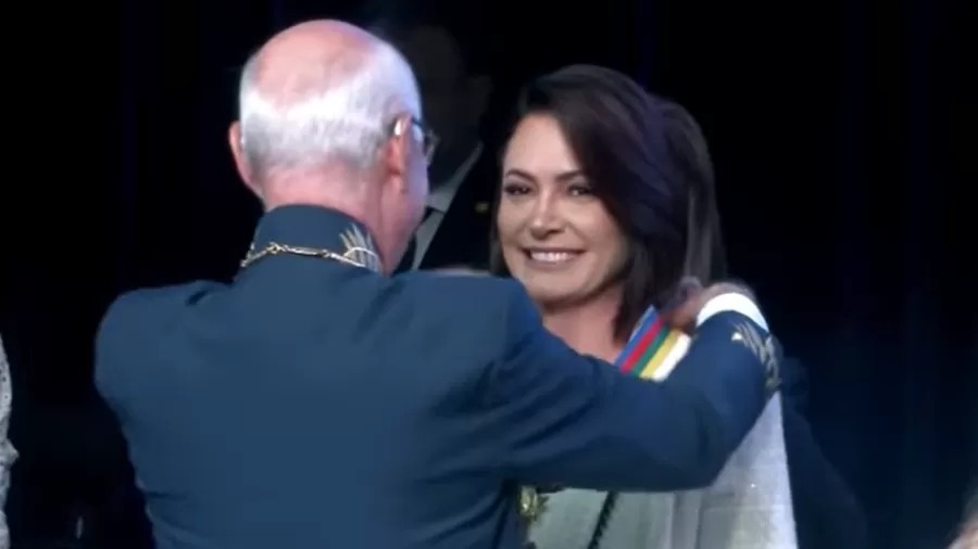 Michelle Bolsonaro é condecorada com medalha já entregue a Silvio Santos