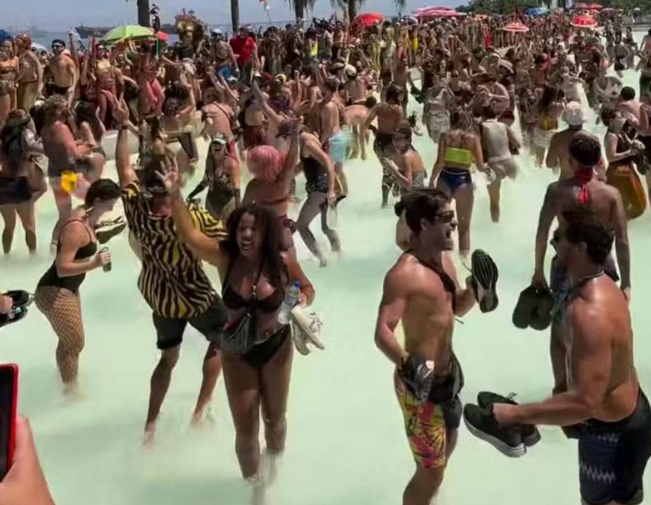 Foliões se refrescam durante bloco no espelho d´água do Museu do Amanahã
