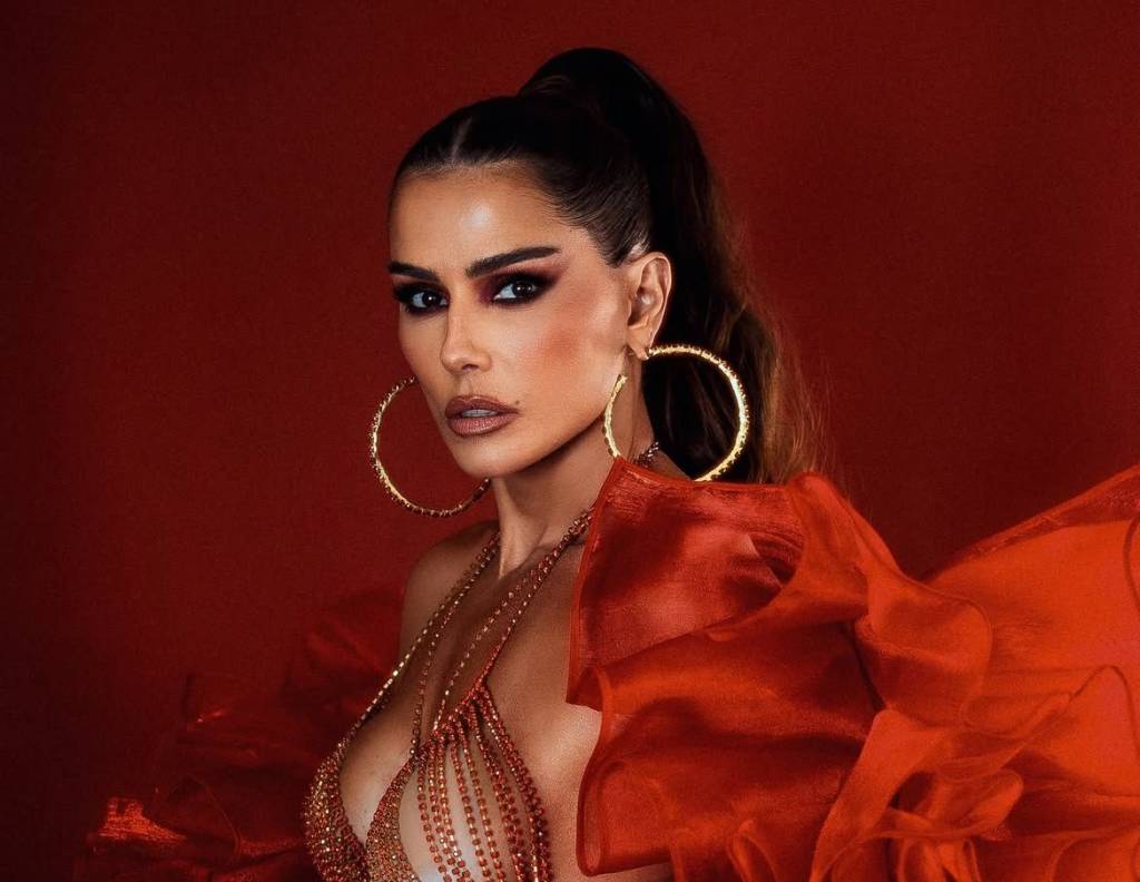 O problema que Deborah Secco não esconde como musa na Sapucaí: samba no pé