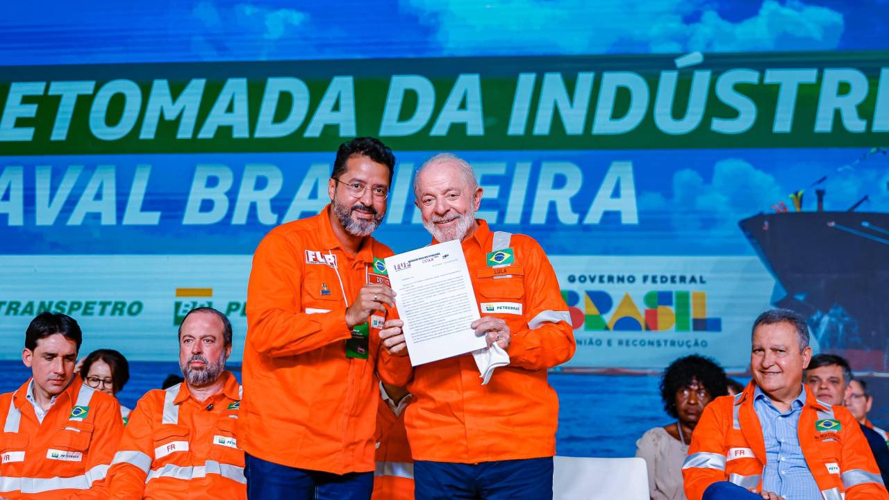 O presidente Luiz Inácio Lula da Silva participou de cerimônia de retomada da indústria naval e offshore brasileira no âmbito do Programa de Renovação da Frota Naval do Sistema Petrobras, em Angra dos Reis (RJ), nesta segunda-feira