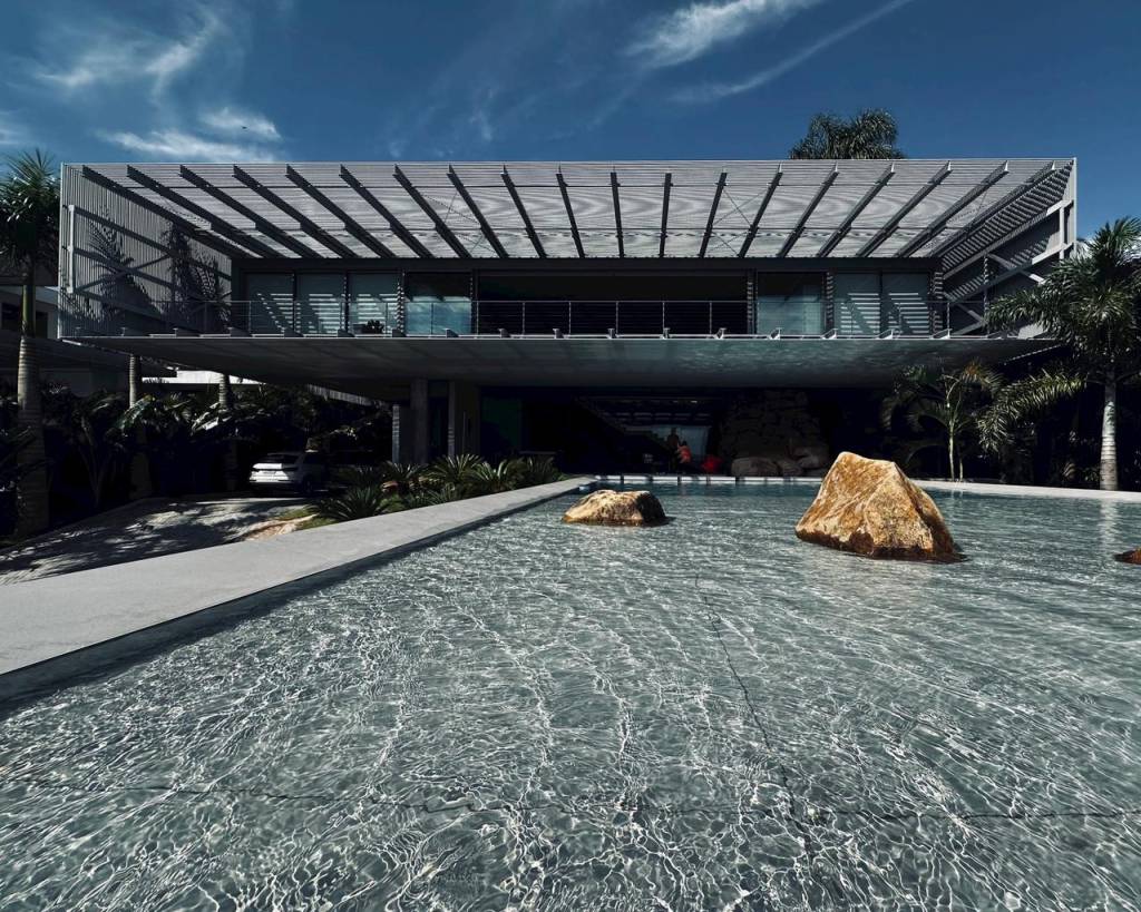 Série do Prime Video sobre arquitetura grava em casa premiada em Floripa