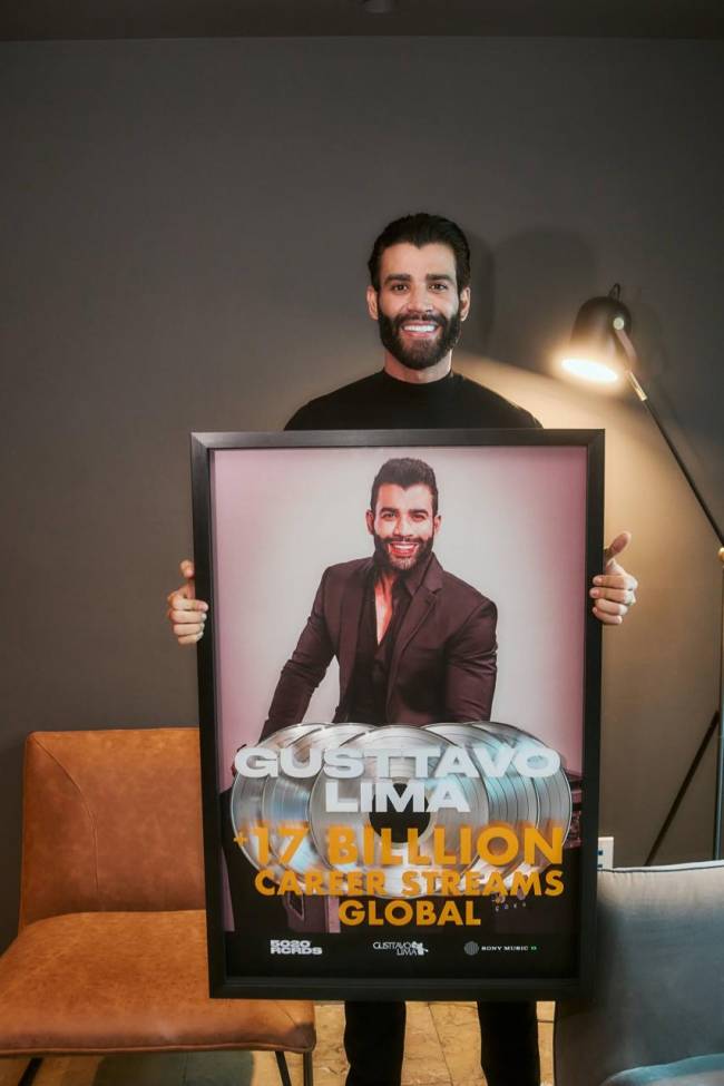 Gusttavo Lima Gusttavo Lima recebeu uma premiação global por mais de 17 bilhões de stremings