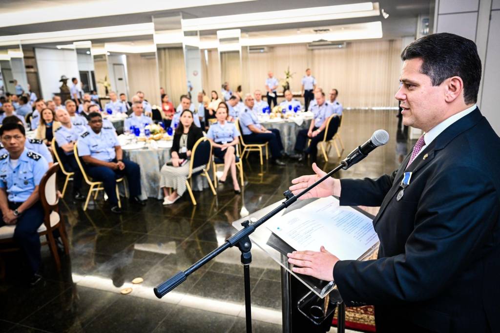 O compromisso de Alcolumbre com a Aeronáutica ao receber medalha de mérito