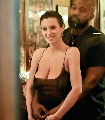 Seios à mostra em mais um look transparente