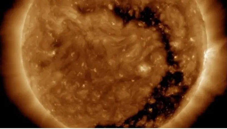 buraco solar captado por telescópio ultravioleta da NASA
