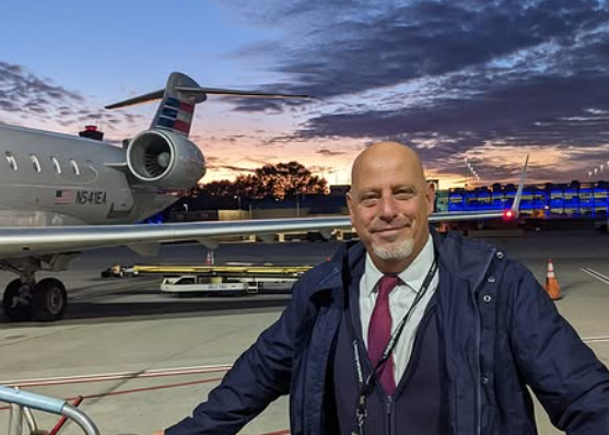 Vídeo do “melhor comissário do mundo” viraliza após acidente aéreo